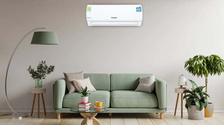 Kỹ thuật viên sửa điều hòa tại nhà ở Cầu Giấy